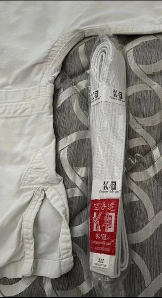 Kimono e cintura bianca karate 