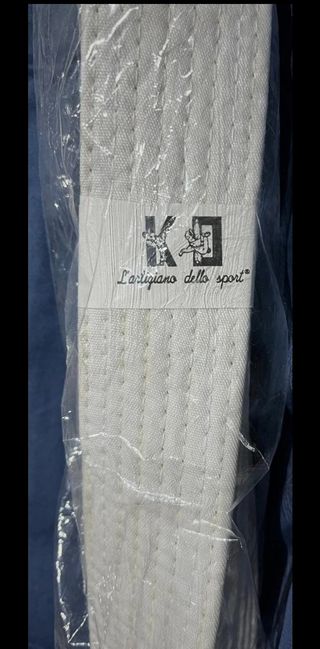 Kimono e cintura bianca karate 