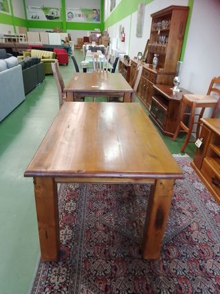Mesa de madera sin sillas 
