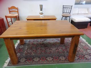 Mesa de madera sin sillas 