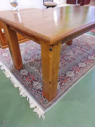 Mesa de madera sin sillas 
