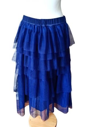 Falda azul de tul con volantes