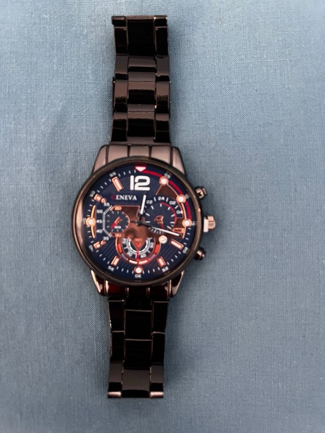 Reloj negro y conjunto