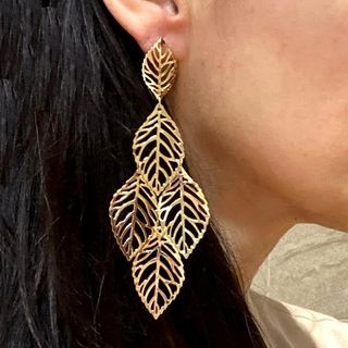 Pendientes hojas de metal dorado