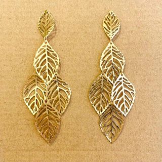 Pendientes hojas de metal dorado