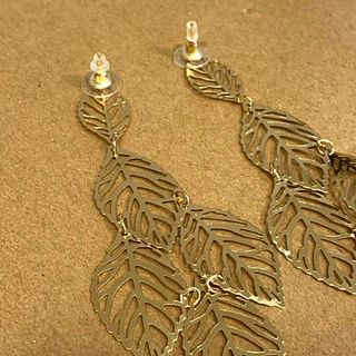Pendientes hojas de metal dorado