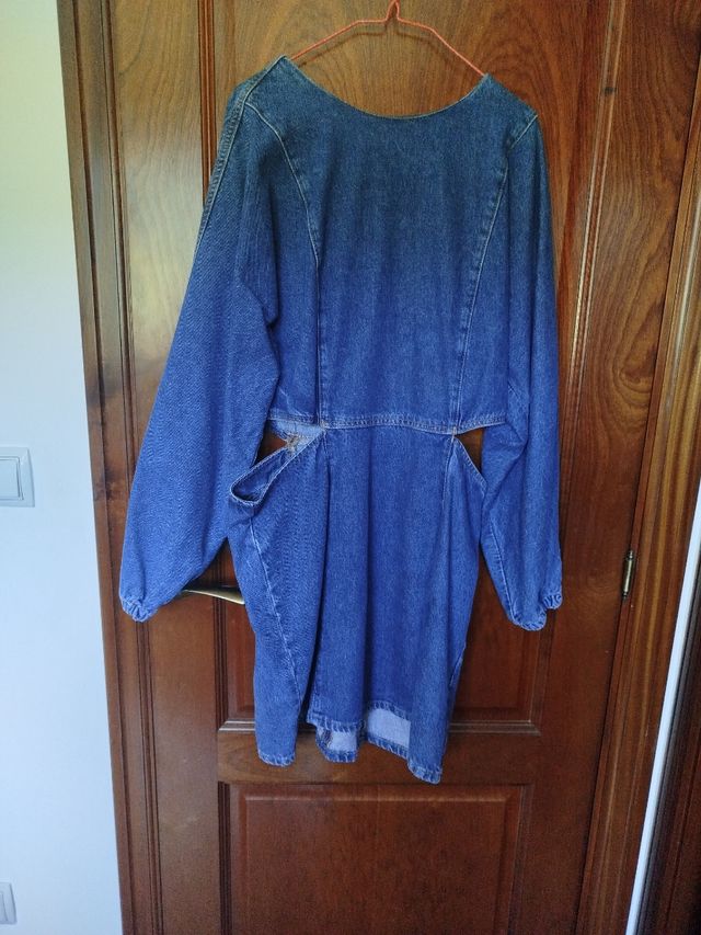 Vestido vaquero con aberturas en la CI