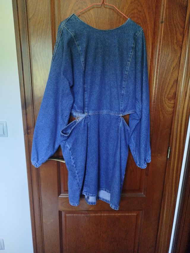 Vestido vaquero con aberturas en la CI