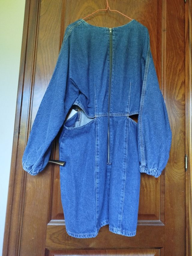 Vestido vaquero con aberturas en la CI