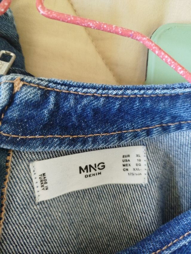 Vestido vaquero con aberturas en la CI