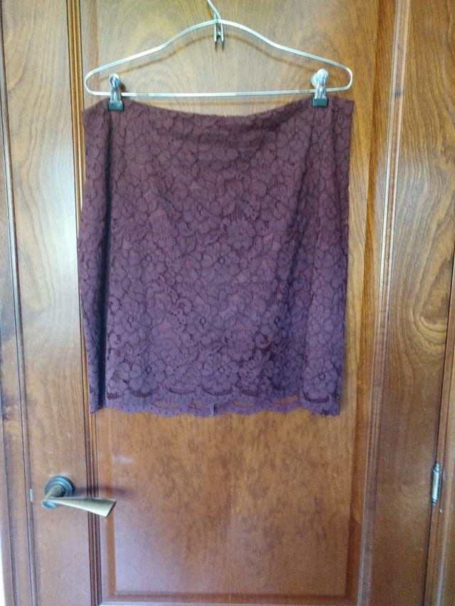 Minifalda de encaje en color granate