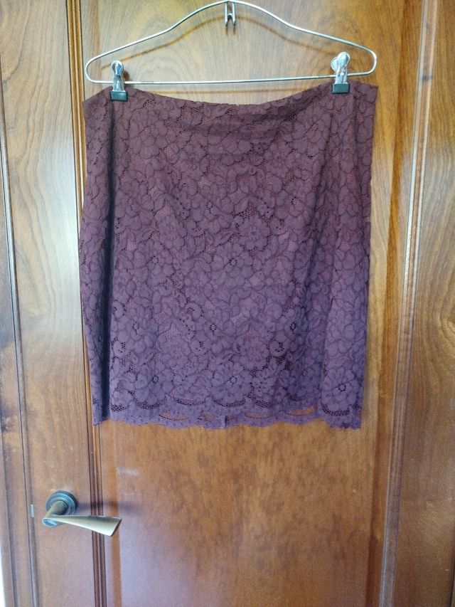 Minifalda de encaje en color granate