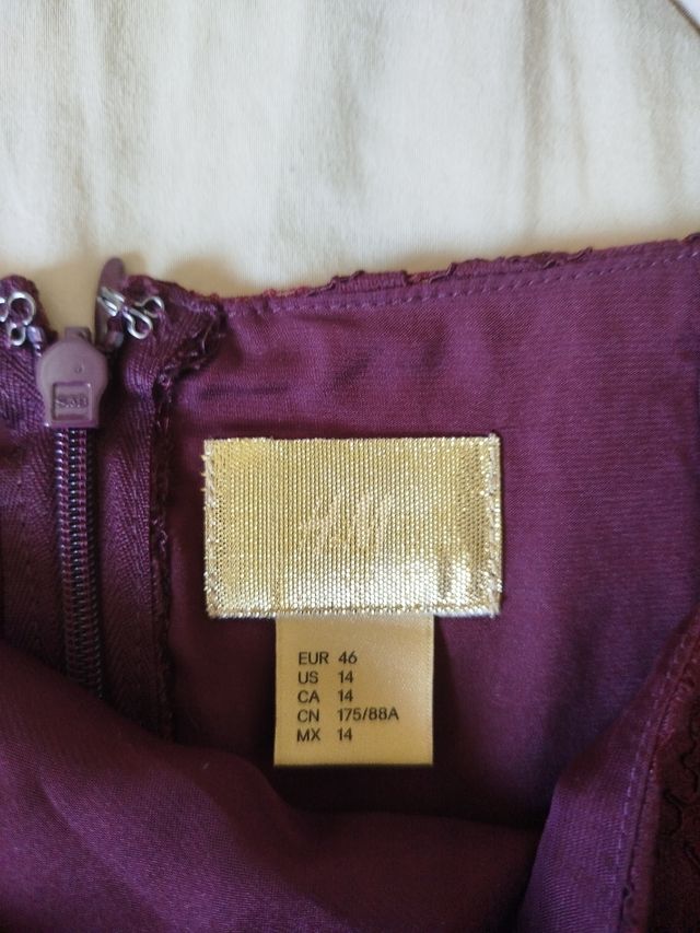 Minifalda de encaje en color granate