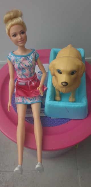 Muñeca Barbie y su perrito.