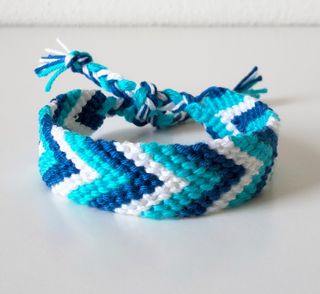 Bracciale chevron bianco e azzurro 