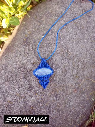Collana con ciondolo in macrame con labradorite