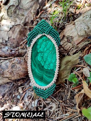 Collana con ciondolo in macrame con malachite