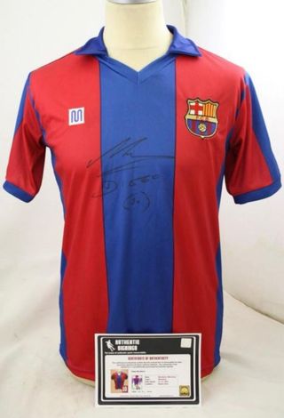 Camiseta firmada por Maradona 