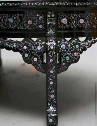 Mesa baja oriental lacada