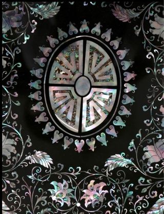 Mesa baja oriental lacada