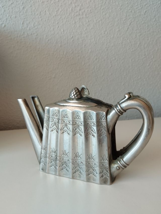 Servilletero en forma de cafetera.