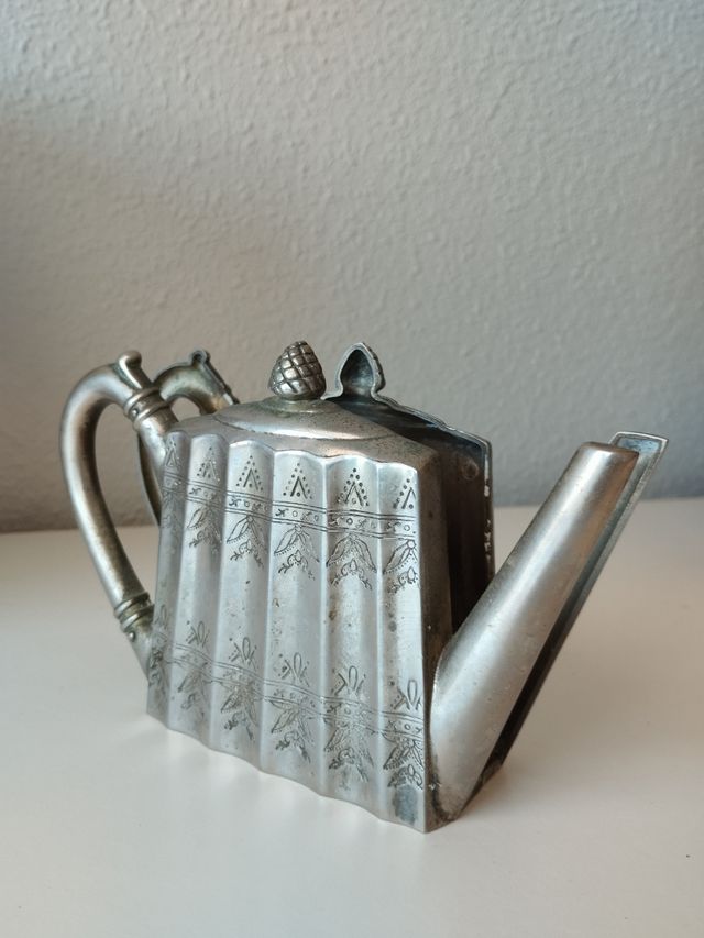 Servilletero en forma de cafetera.