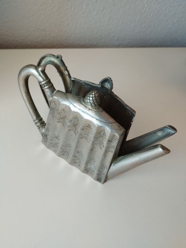 Servilletero en forma de cafetera.