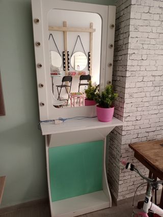 Tocador con espejo y luz