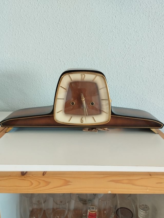 Reloj de sobremesa, estilo modernista.