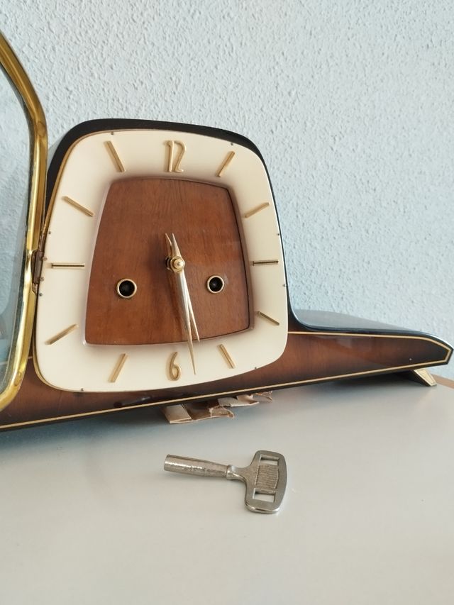 Reloj de sobremesa, estilo modernista.