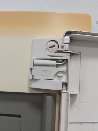 Puerta hornacina electricidad.