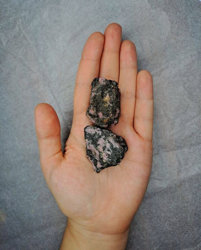 1 Rodonita natural en bruto última und