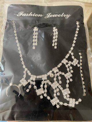 Juego collar, pendientes, collar y anillo