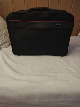 Maleta de viaje,portafolios y ordenador.