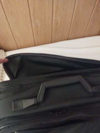 Maleta de viaje,portafolios y ordenador.