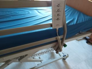 Cama articulada hospitalaria