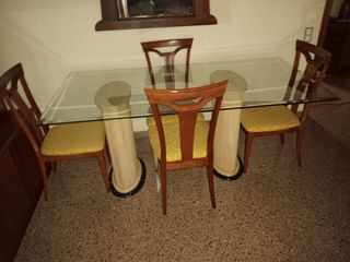 Mesa cristal con patas de mármol
