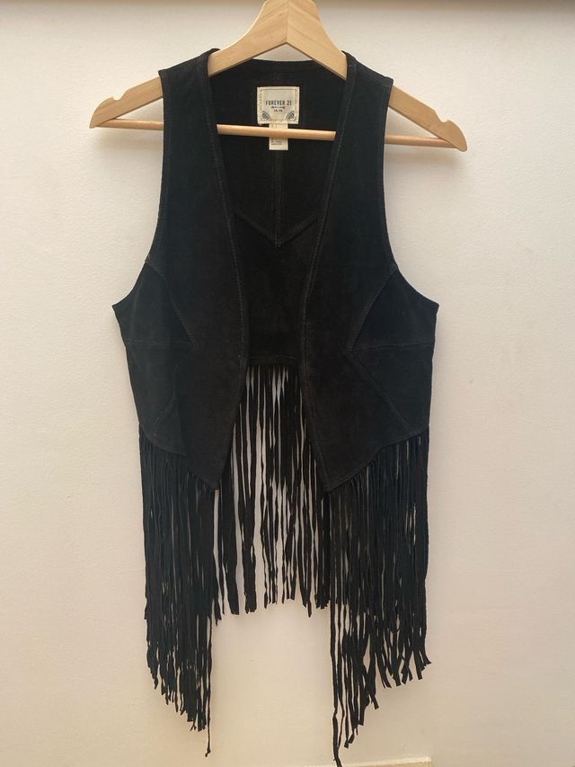 Chaleco flecos cuero Forever 21