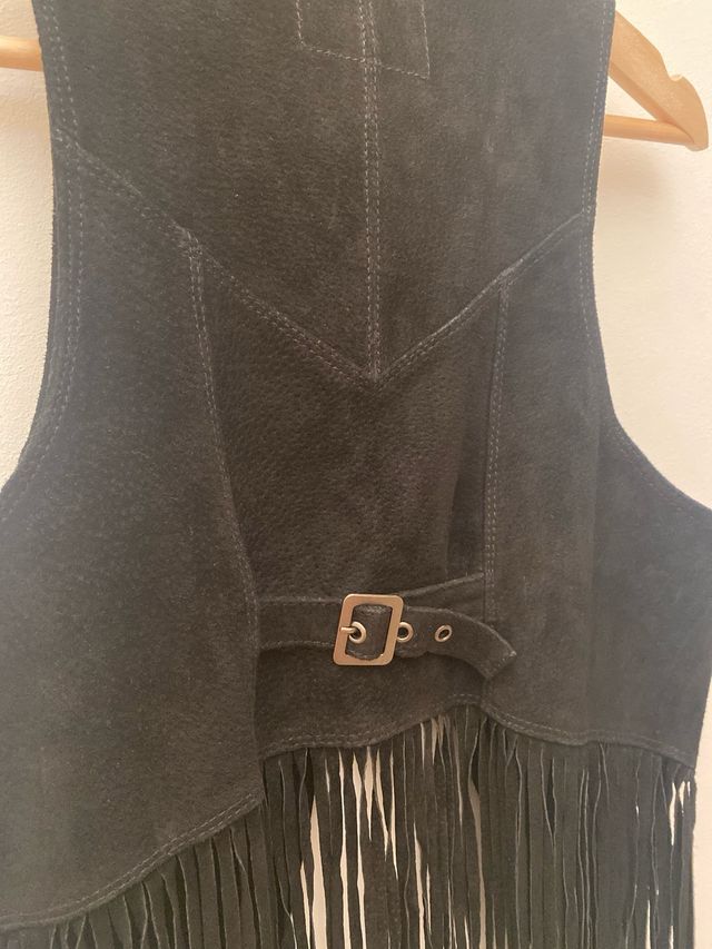 Chaleco flecos cuero Forever 21