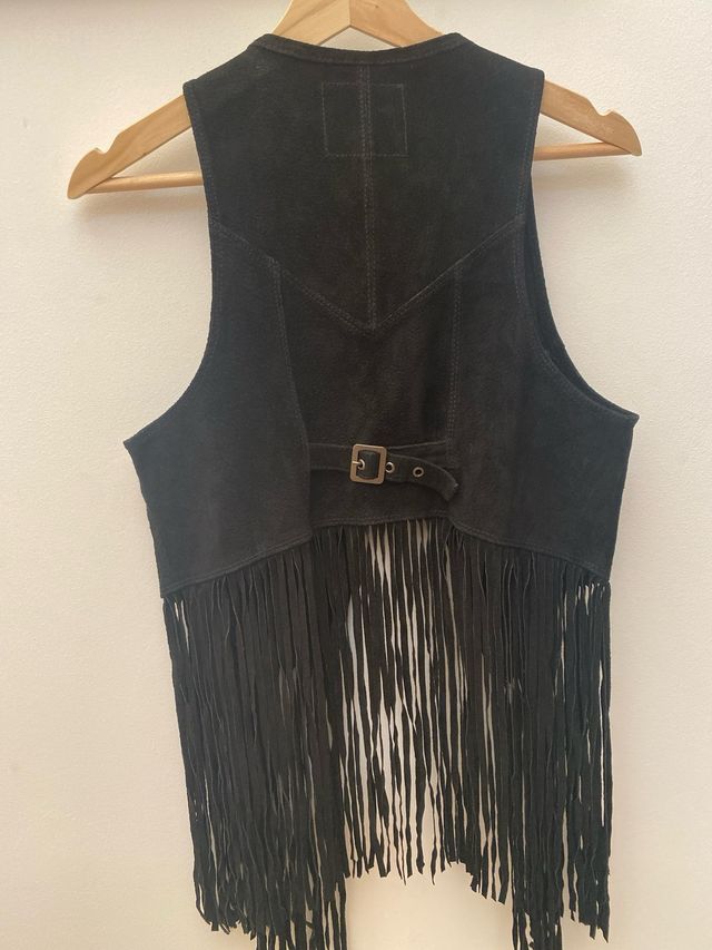 Chaleco flecos cuero Forever 21