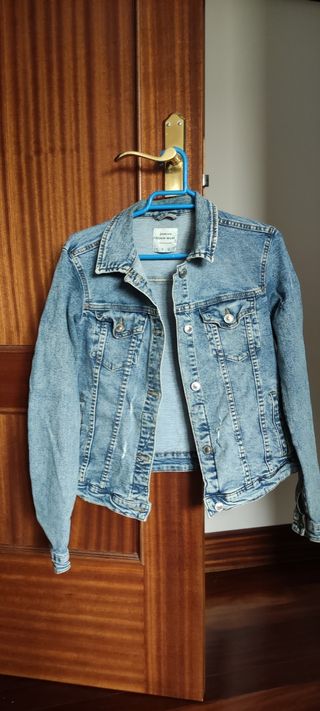 Cazadora vaquera Stradivarius, talla S