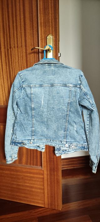 Cazadora vaquera Stradivarius, talla S