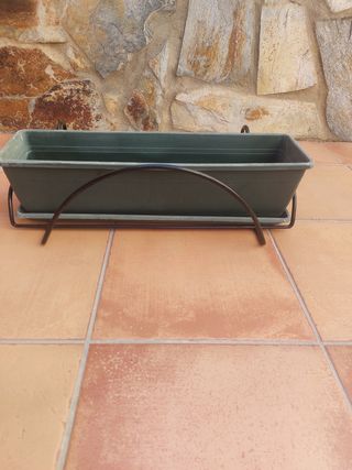 Jardinera con soporte y base