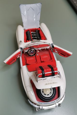 MERCEDES 300SL bianca della Burago scala 1/18