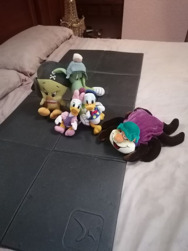 Brinquedos de pelúcia e tapete