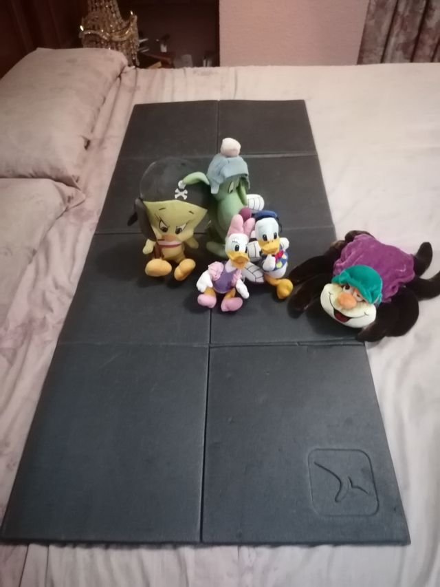 Brinquedos de pelúcia e tapete