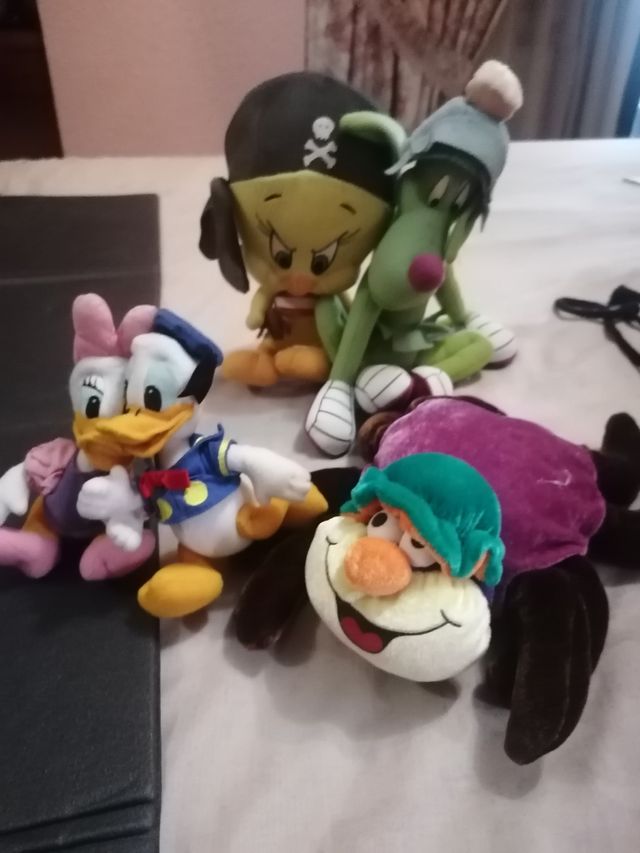 Brinquedos de pelúcia e tapete