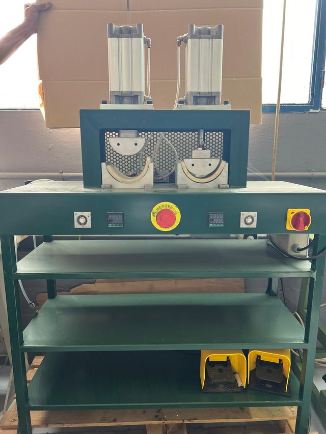 Maquina de moldear doble teja