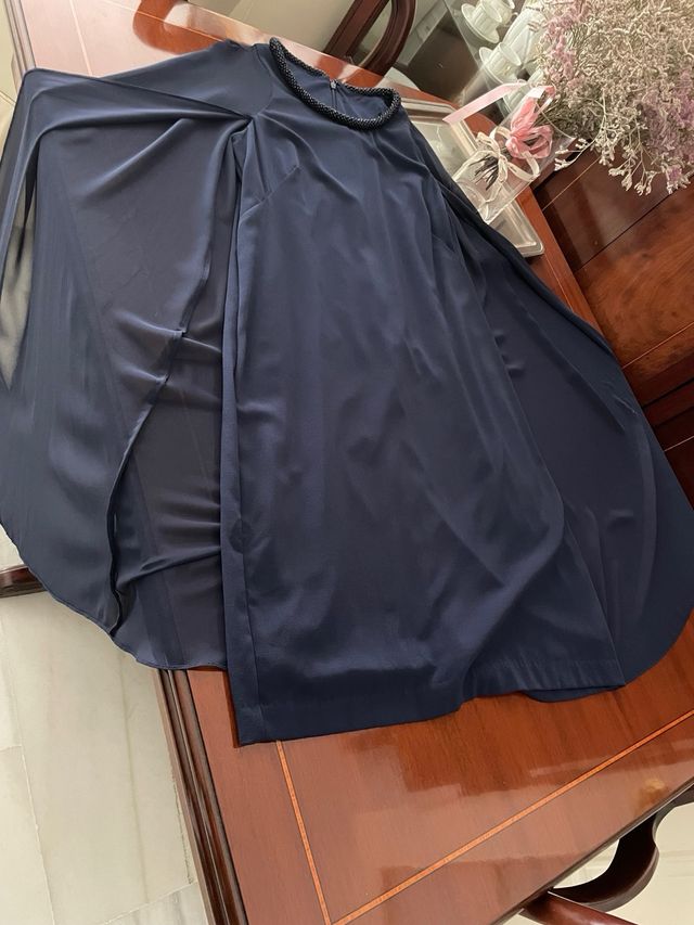 Vestido invitada con capa