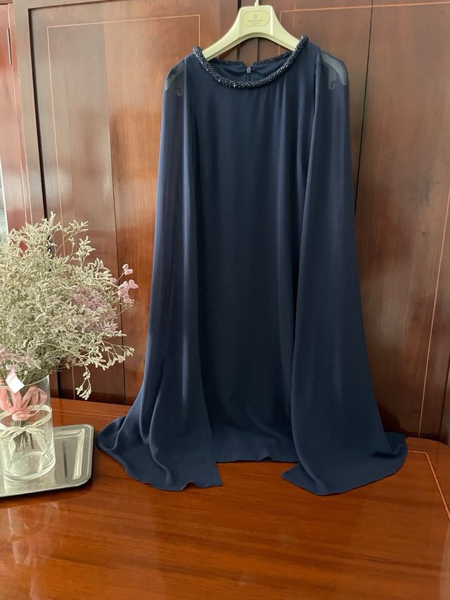 Vestido invitada con capa